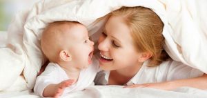La experiencia de la maternidad produce un cambio profundo en la mujer. Las madres suelen decir que durante un tiempo se sienten desorientadas, con muchos sentimientos intensos y contradictorios que a veces las desbordan, y que encuentran poco espacio para ser expresados. 
